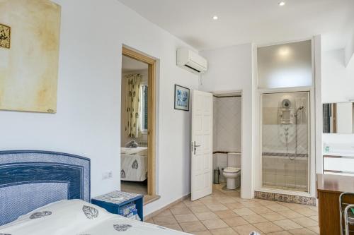 a bedroom with a bed and a bathroom with a toilet at Villa Empuries A2 in Empuriabrava