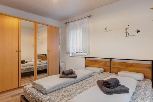 a bedroom with two beds and a mirror at Im Grünen in Weil der Stadt