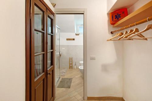 a hallway with a door leading to a bathroom at Thari House Como Lake in Naggio
