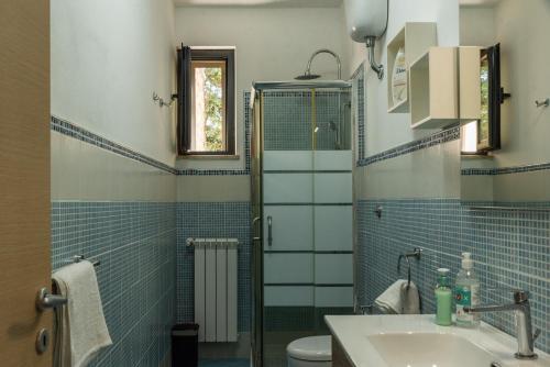 a bathroom with a sink and a toilet and a shower at Villa Simona con giardino in Favara