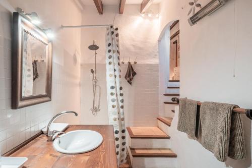 a bathroom with a sink and a shower at Se Teulere in Fornalutx