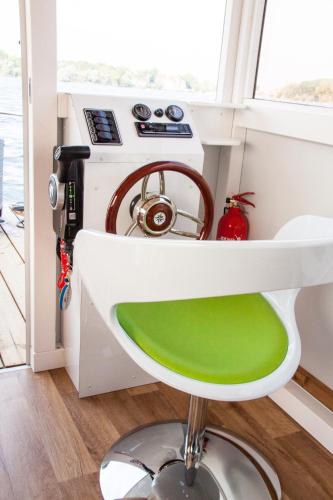 ein Barhocker in einer Küche mit Herd in der Unterkunft Lisa Boot 4 in Priepert