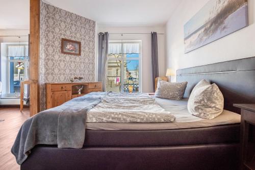 a bedroom with a large bed and a window at Ferienzimmer auf Der Insel Rügen in Sagard