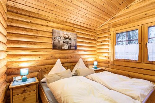 a bedroom with a bed in a log cabin at Ferienhaus Hohlwegstübchen in Sundern