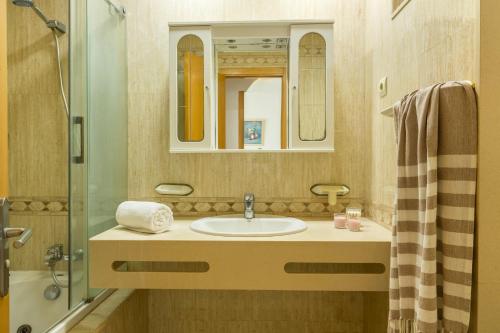 a bathroom with a sink and a shower at Su Eminencia in Mogán