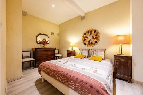 a bedroom with a bed and a desk and a mirror at Appartement Andraut - Bazas in Bazas