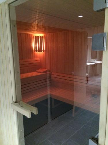 - un sauna avec un banc au milieu d'une pièce dans l'établissement Exclusive Resort Apartments with parking, à Saint-Tropez