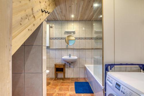 a bathroom with a sink and a bath tub at Maison Citron in Aspiran