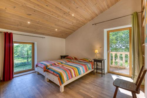 a bedroom with a bed and a wooden ceiling at Maison Citron in Aspiran