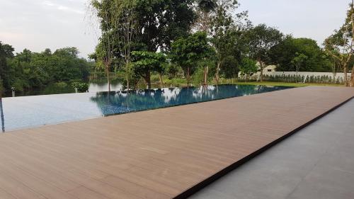 La alberca dentro o cerca de Riverawan Hotel