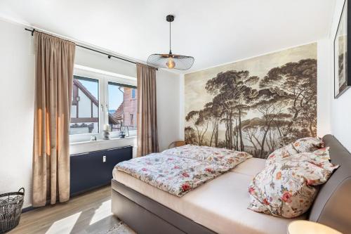 ein Schlafzimmer mit einem Bett und einem Wandbild in der Unterkunft Casa-Sarah Ferienwohnungen in Homberg
