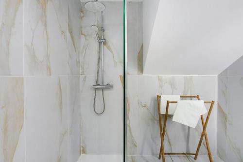 a shower with a glass door in a bathroom at Studio Casa Belavista in Gaula