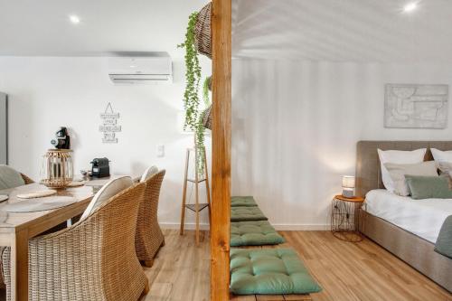 a bedroom with a bed and a table and chairs at Studio Casa Belavista in Gaula