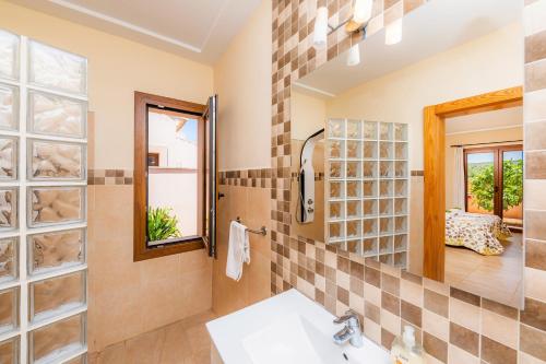 a bathroom with a sink and a mirror at Sa Xorca in Santanyi