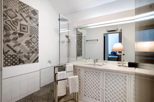 a bathroom with a sink and a mirror at Vilamoura com Piscina e Wifi in Vilamoura
