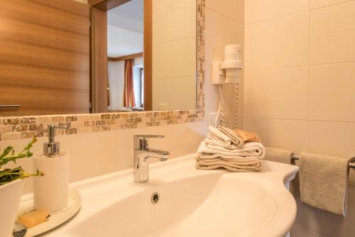 a bathroom with a sink and a mirror at Kristiania Apartement Typ A1 in Siusi