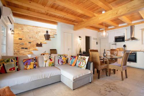 a living room with a couch and a table at Casa Holi in Valada
