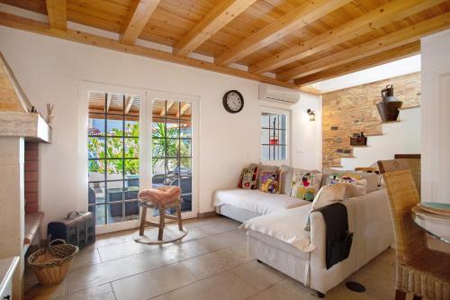 a living room with a couch and a window at Casa Holi in Valada