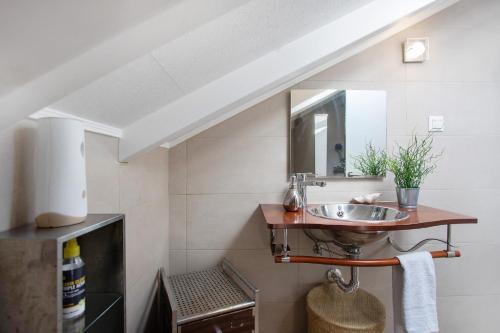 a bathroom with a sink and a mirror at Casa Holi in Valada