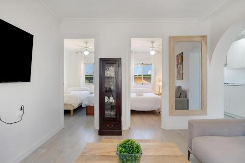 a living room with a room with two beds at Piso Acogedor Tarifa Centro in Tarifa