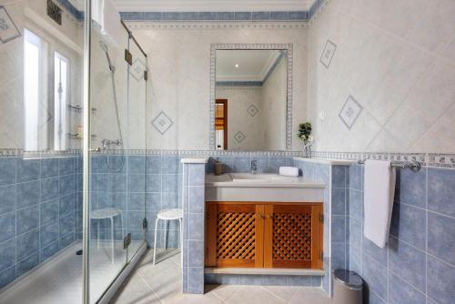 a bathroom with a sink and a mirror at Villa Tucha in Alvor