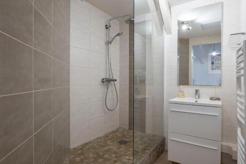 a bathroom with a shower and a sink at Appartement Le Moulleau in Arcachon