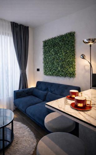 Serenity Luxe studio - King bed, Free parking garage