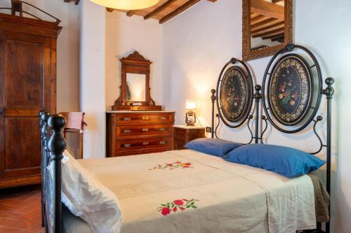 a bedroom with a bed and a dresser at Beb 1416 in Anghiari