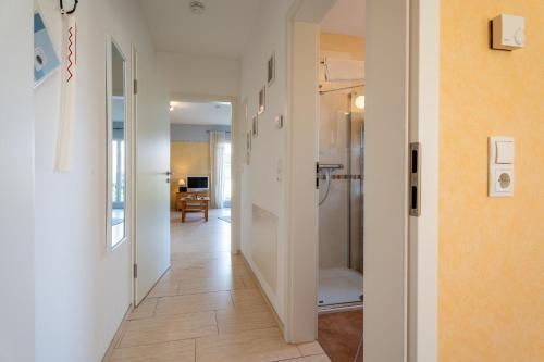 a hallway with a walk in shower and a door to a room at a Casa Mia by Kamelu in Gengenbach