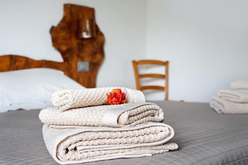 Ein Stapel Handtücher lag auf einem Bett. in der Unterkunft Pin e cele in Dronero