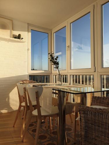 a dining room with a glass table and chairs at Piso en el Mar in Salinas