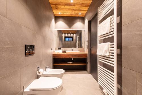 a bathroom with a toilet and a sink at Innerbachlerhof - Laugen in Postal