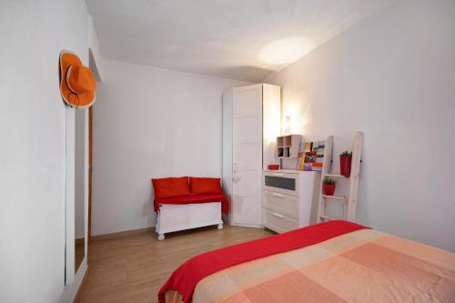 a small bedroom with a bed and a desk at Apartamento Caepionis in Chipiona