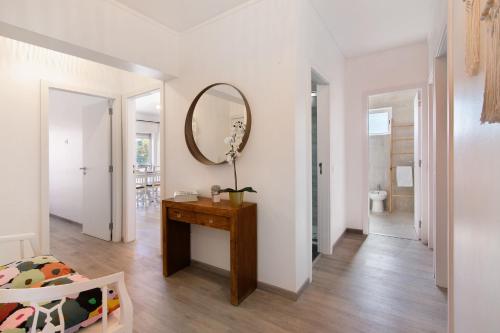a room with a mirror and a wooden table at Justo's House in Faro