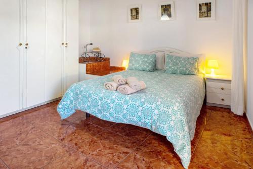 a bedroom with a bed with towels on it at Casa La Palmilla in San Nicolás
