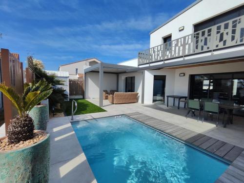 Villa récente spacieuse piscine St Gilles