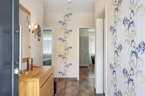 a kitchen with blue and white floral wallpaper on the walls at Ferienwohnung Sunny in Beckdorf