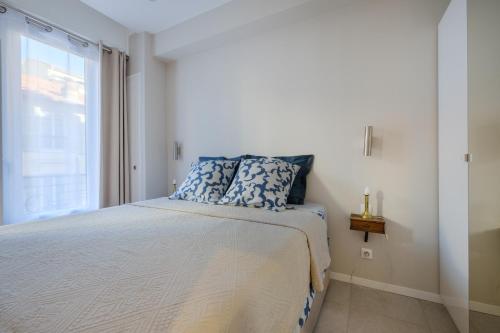 a bedroom with a bed and a window at Appartement Sea View in Nice