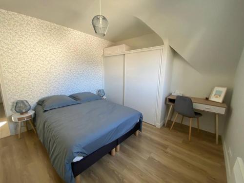 a bedroom with a bed and a desk with a chair at Maison Ty Rhuys avec piscine in Saint-Gildas-de-Rhuys