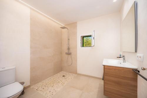 a bathroom with a toilet and a sink and a shower at Na Amera Ref 225 in Campos
