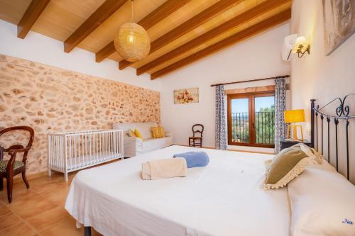 a bedroom with a large white bed in a room at Na Amera Ref 225 in Campos