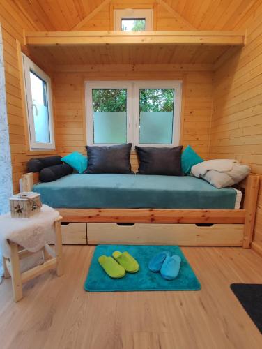 a room with a large couch in a log cabin at Mobile Tinyhouse by Wolfsberger in Mayrhof