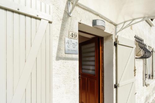 an entrance to a building with a wooden door at Gîte Zen Attitude in Saint-Martin-sur-le-Chambre