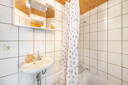 a bathroom with a sink and a shower at Bungalow 13 - Finnhütte in Niesky
