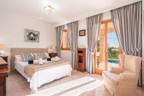 a bedroom with a bed and a couch and a chair at Vista Mar y Tierra in Marratxí 