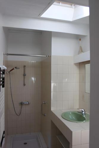 a bathroom with a green sink and a shower at Villa Esterel, Pour 14 Pers in La Faute-sur-Mer