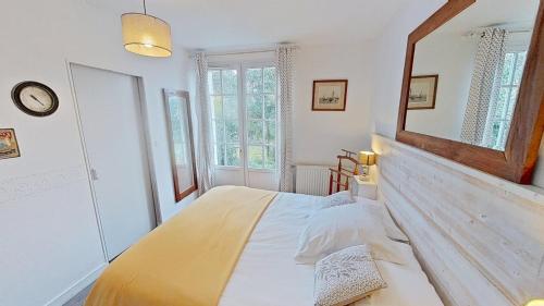 a bedroom with a bed with a large mirror at Villa Esterel, Pour 14 Pers in La Faute-sur-Mer