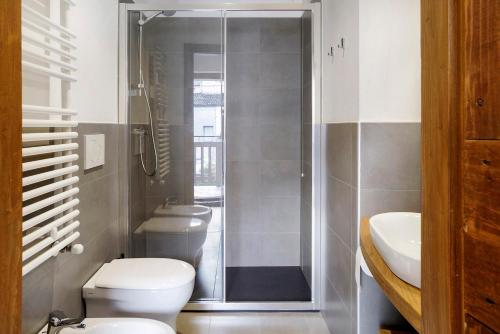 a bathroom with a shower and a toilet and a sink at Villa Il Cortivo 81 in Fratta
