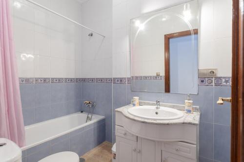 a bathroom with a sink and a tub and a toilet at Apartamento Valle de Abdalajis in Málaga