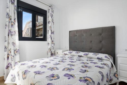 a bedroom with a bed and a window at Casa Manoli in Hozanejos